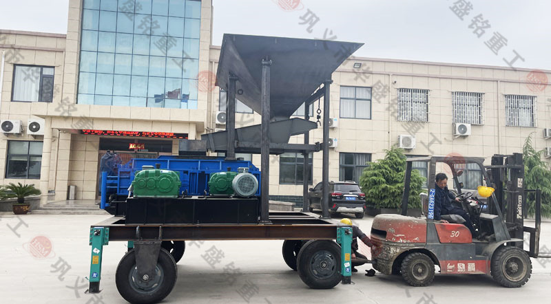 移動(dòng)對輥制砂機(jī)